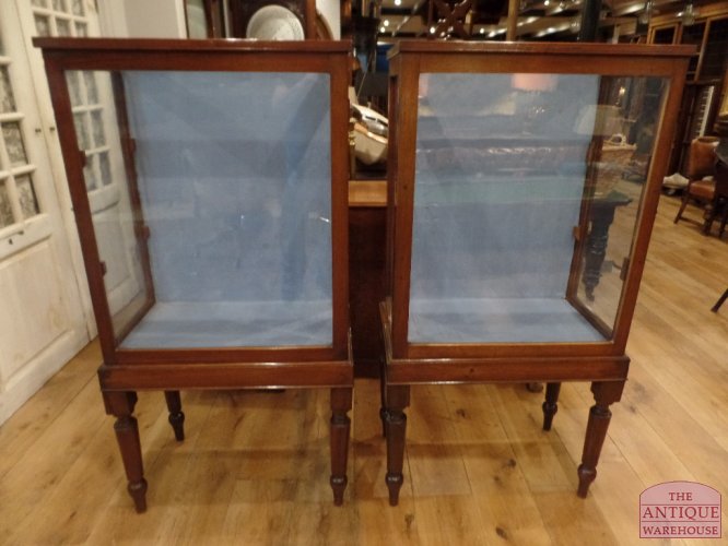 paar antieke mahonie vitrine’s 2