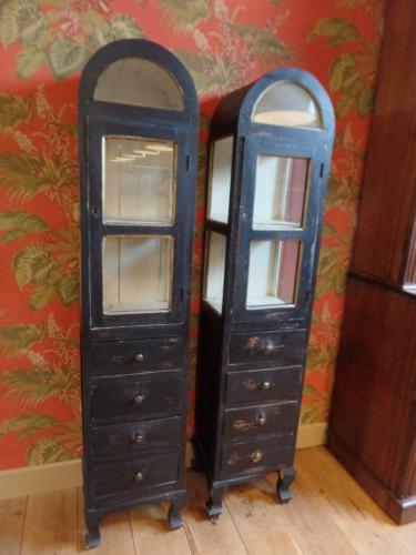 VERKOCHT SOLD paar antieke vitrine's, pair of antique shop cabinets, 1 over 196