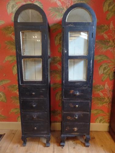 paar antieke vitrine’s 2