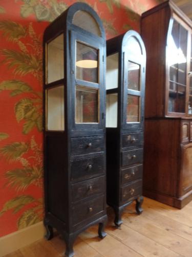 paar antieke vitrine’s 3