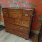 Antieke military ladekast met secretaire in kamferhout 1