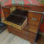 Antieke military ladekast met secretaire in kamferhout 2