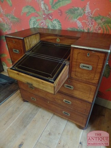 Antieke military ladekast met secretaire in kamferhout 2