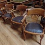 Vier identieke eiken bureaustoelen 1