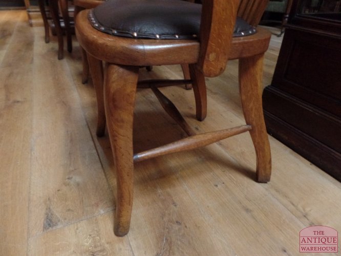 Vier identieke eiken bureaustoelen 2