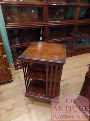 VERKOCHT zeer stevige antieke mahoniehouten boekenmolen met gietijzeren onderstel